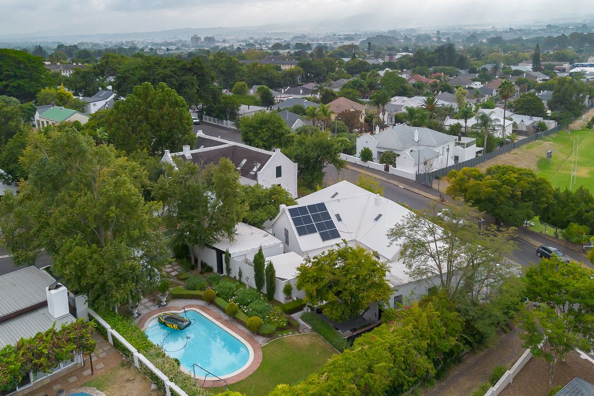 Sophisticated Family Home in Sought After Suburb - Photo 3