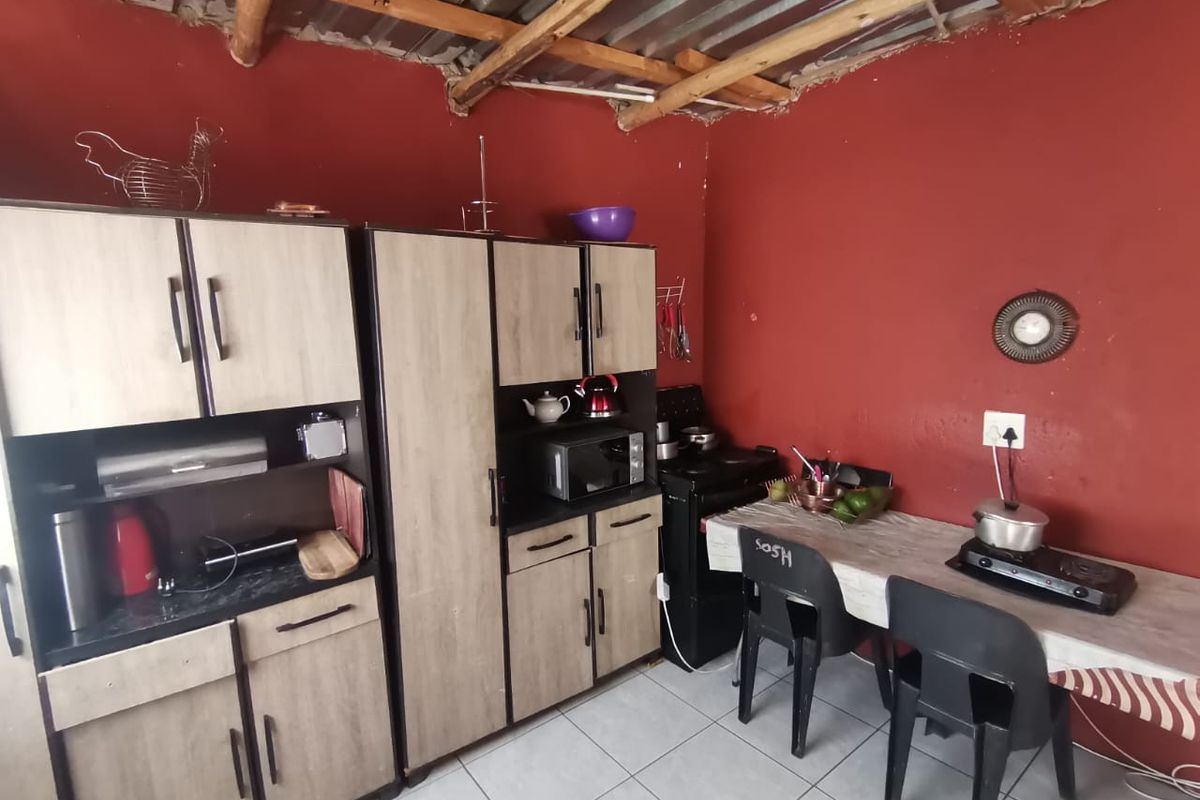 Family Home with Great Potential – Prime Location in Letlhabile. - Photo 2