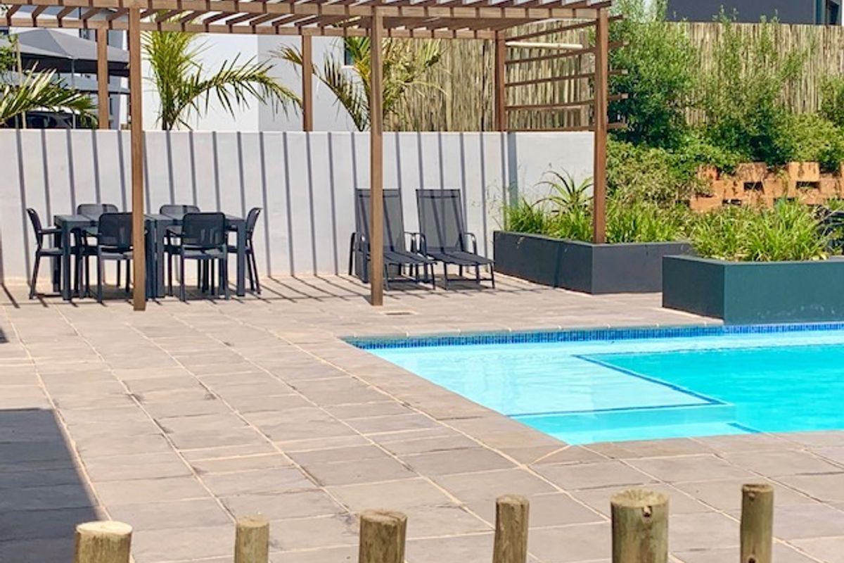 SAFE, HASEL- FREE LIVING IN DOUBLE 24 HOUR SECURITY ACCESS,  APARTMENT - Photo 4