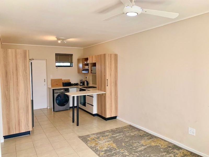 SAFE, HASEL- FREE LIVING IN DOUBLE 24 HOUR SECURITY ACCESS,  APARTMENT - Photo 9