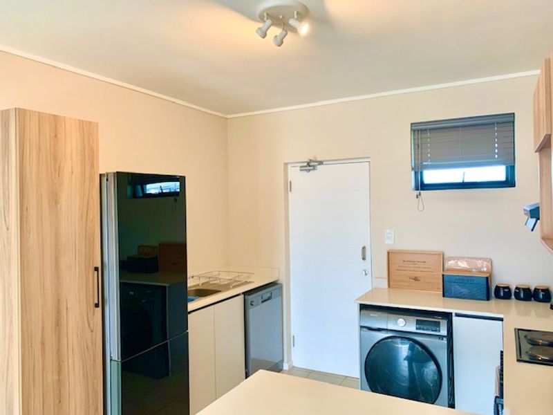 SAFE, HASEL- FREE LIVING IN DOUBLE 24 HOUR SECURITY ACCESS,  APARTMENT - Photo 7