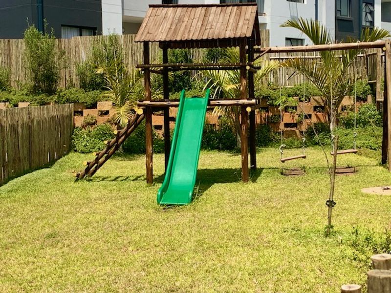 SAFE, HASEL- FREE LIVING IN DOUBLE 24 HOUR SECURITY ACCESS,  APARTMENT - Photo 5