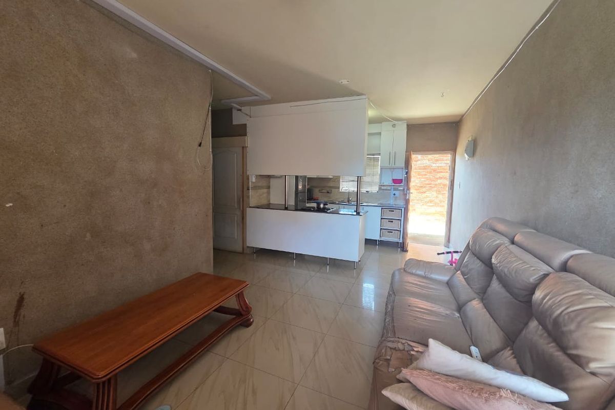 Spacious Three-Bedroom Flat to Rent in Secure Complex - Photo 2