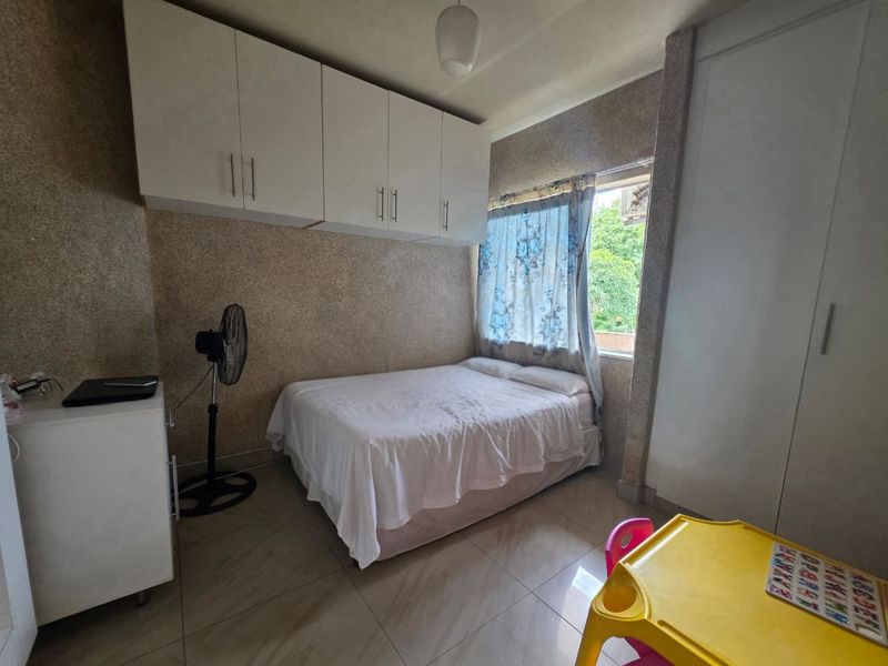 Spacious Three-Bedroom Flat to Rent in Secure Complex - Photo 6