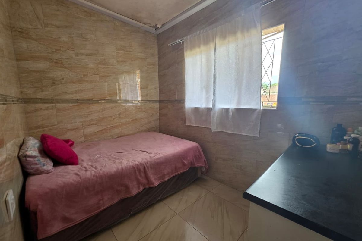 Spacious Three-Bedroom Flat to Rent in Secure Complex - Photo 4