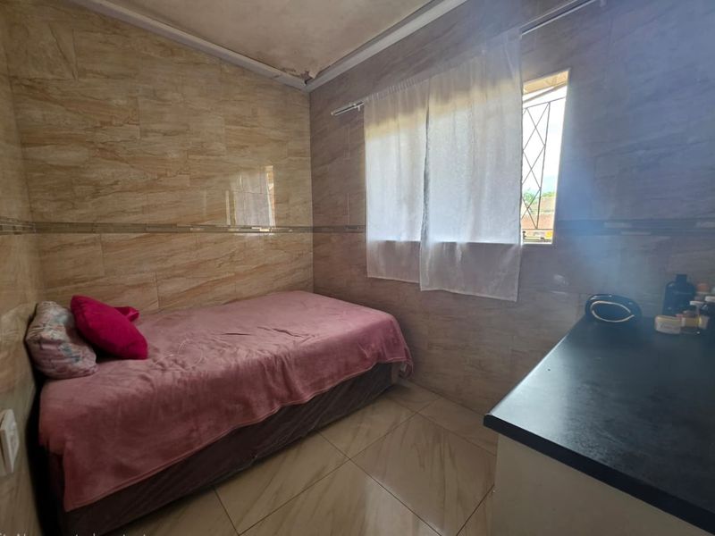 Spacious Three-Bedroom Flat to Rent in Secure Complex - Photo 4