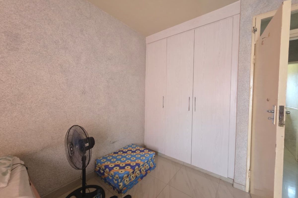 Spacious Three-Bedroom Flat to Rent in Secure Complex - Photo 5