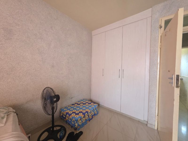 Spacious Three-Bedroom Flat to Rent in Secure Complex - Photo 5