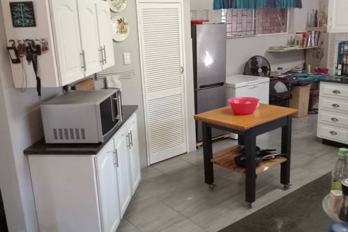 Spacious Family Living with Income Potential in Meerensee - Photo 3