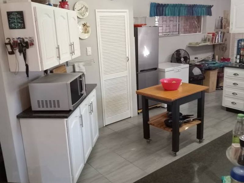 Spacious Family Living with Income Potential in Meerensee - Photo 3