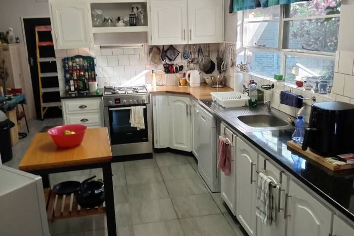 Spacious Family Living with Income Potential in Meerensee - Photo 2