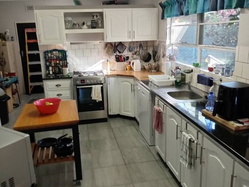 Spacious Family Living with Income Potential in Meerensee - Photo 2