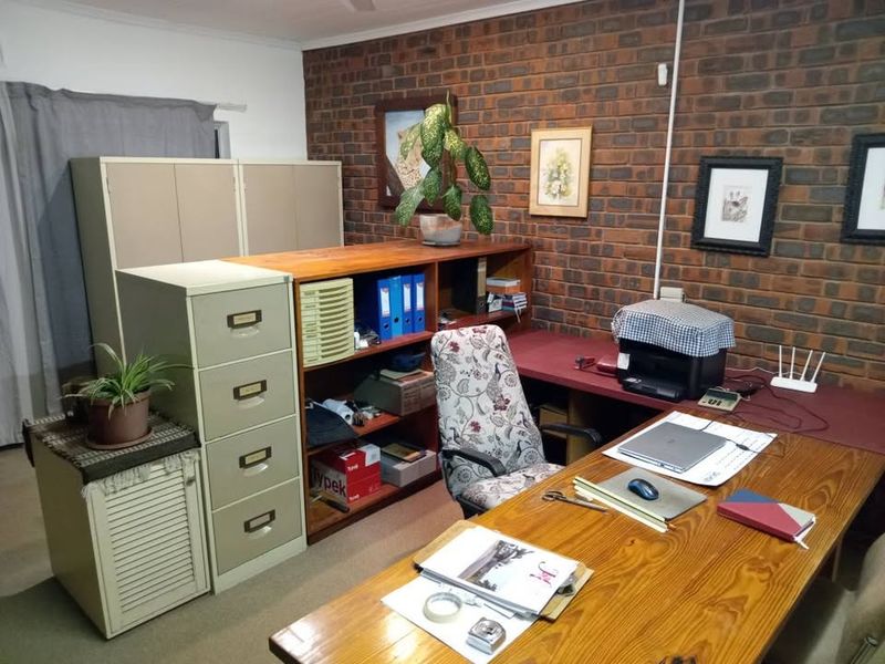 Spacious Family Living with Income Potential in Meerensee - Photo 8