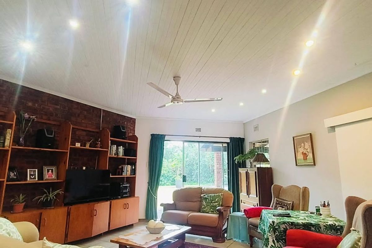 Spacious Family Living with Income Potential in Meerensee - Photo 5