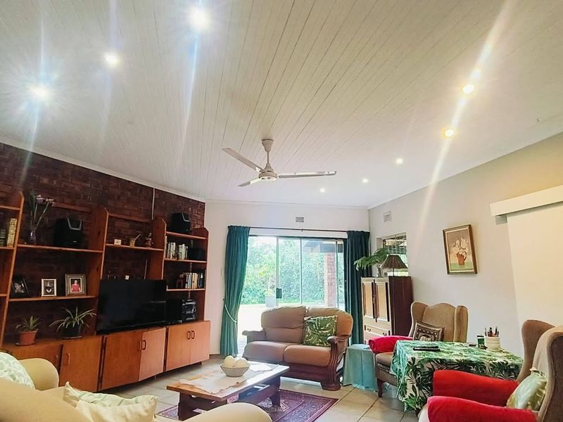 Spacious Family Living with Income Potential in Meerensee - Photo 5