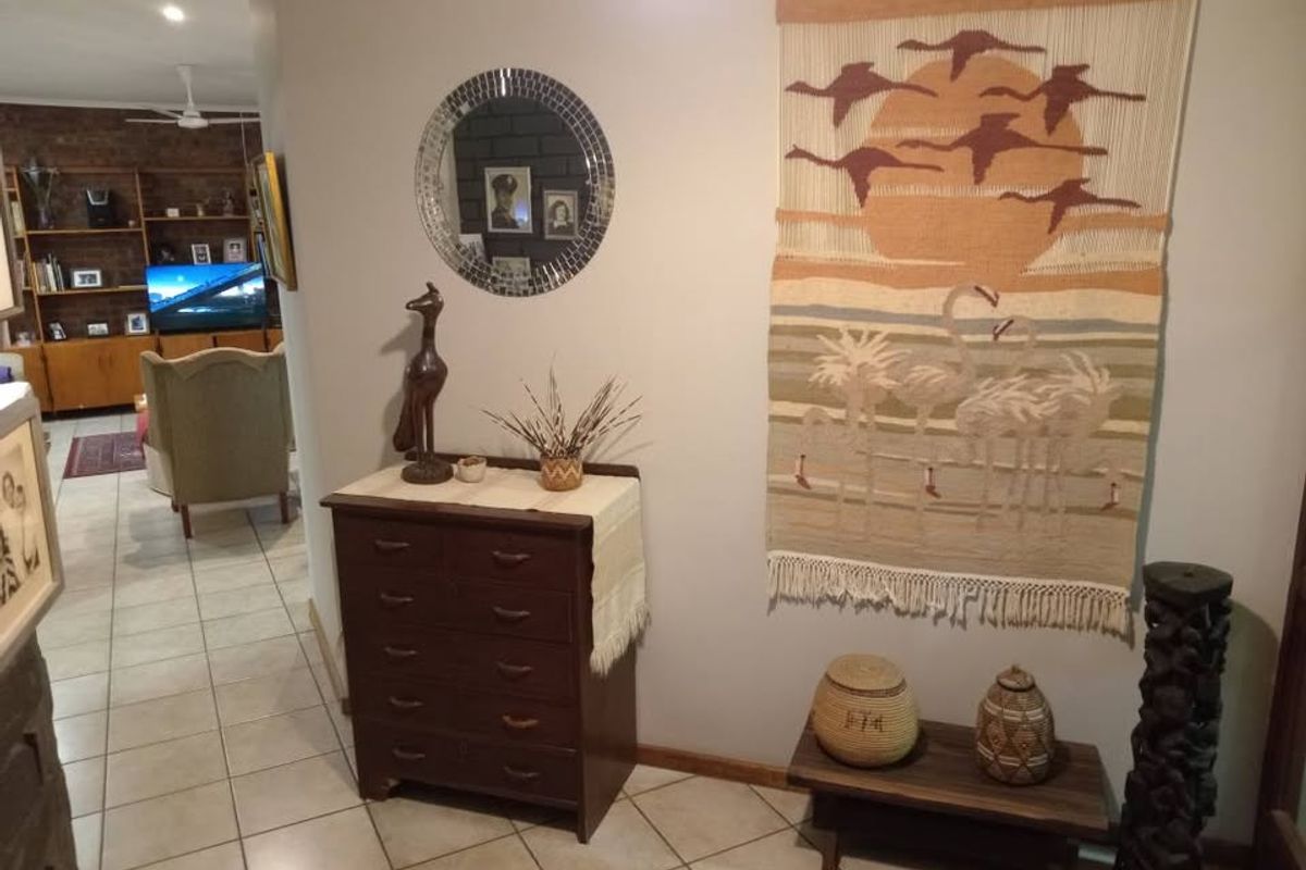 Spacious Family Living with Income Potential in Meerensee - Photo 4