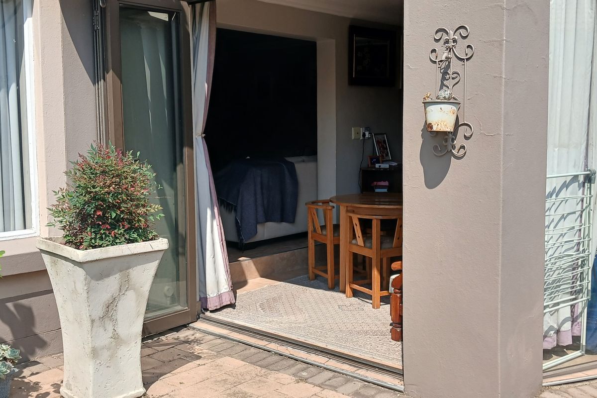 Modern ground townhouse 2 bedroom for sale in Van Dyk Park - Photo 2