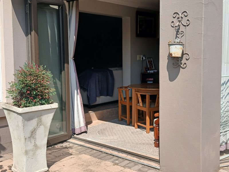 Modern ground townhouse 2 bedroom for sale in Van Dyk Park - Photo 2