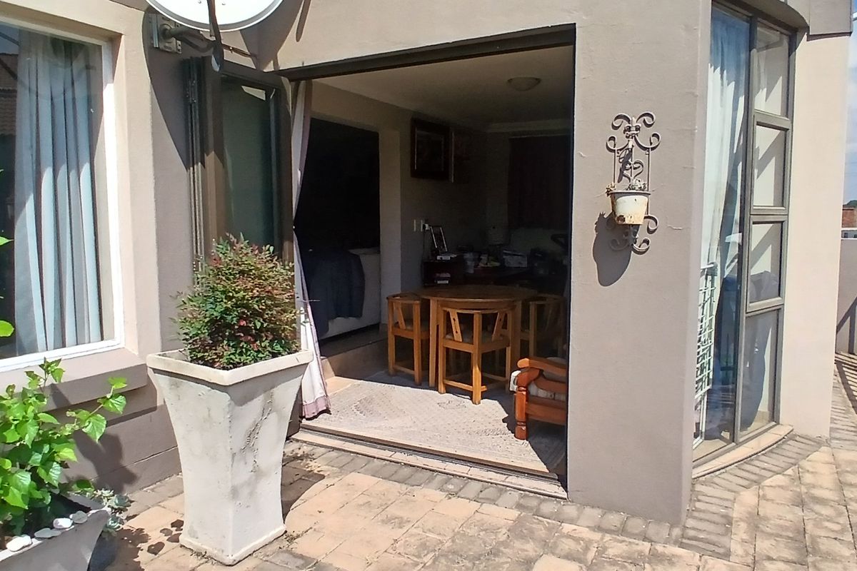 Modern ground townhouse 2 bedroom for sale in Van Dyk Park - Photo 3