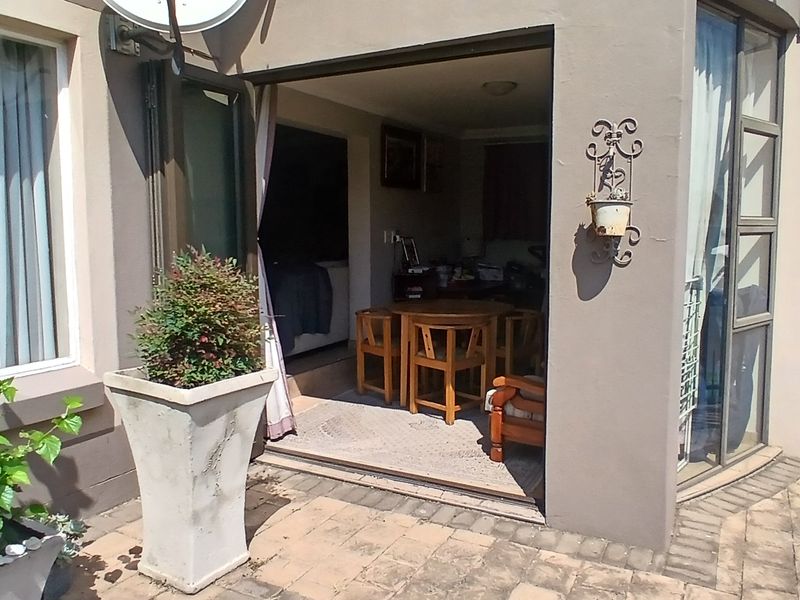 Modern ground townhouse 2 bedroom for sale in Van Dyk Park - Photo 3