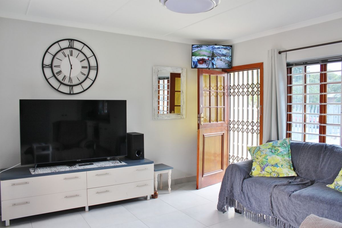 Charming Two Bedroom Home Close to Town in Port Alfred - Photo 3