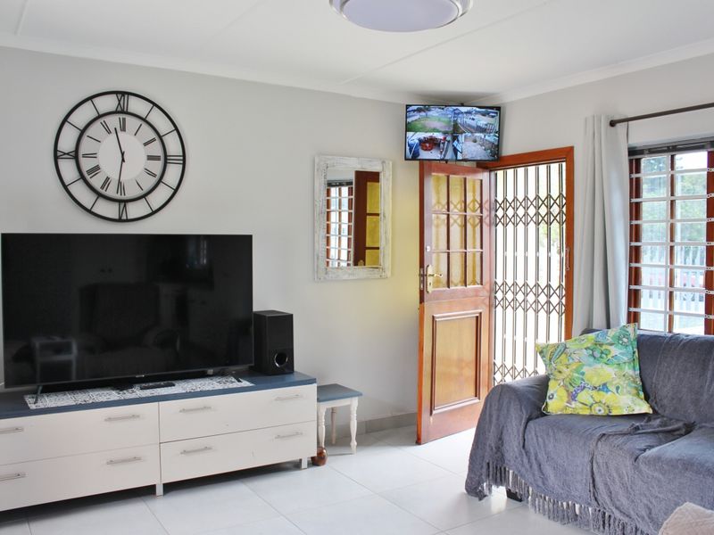 Charming Two Bedroom Home Close to Town in Port Alfred - Photo 3