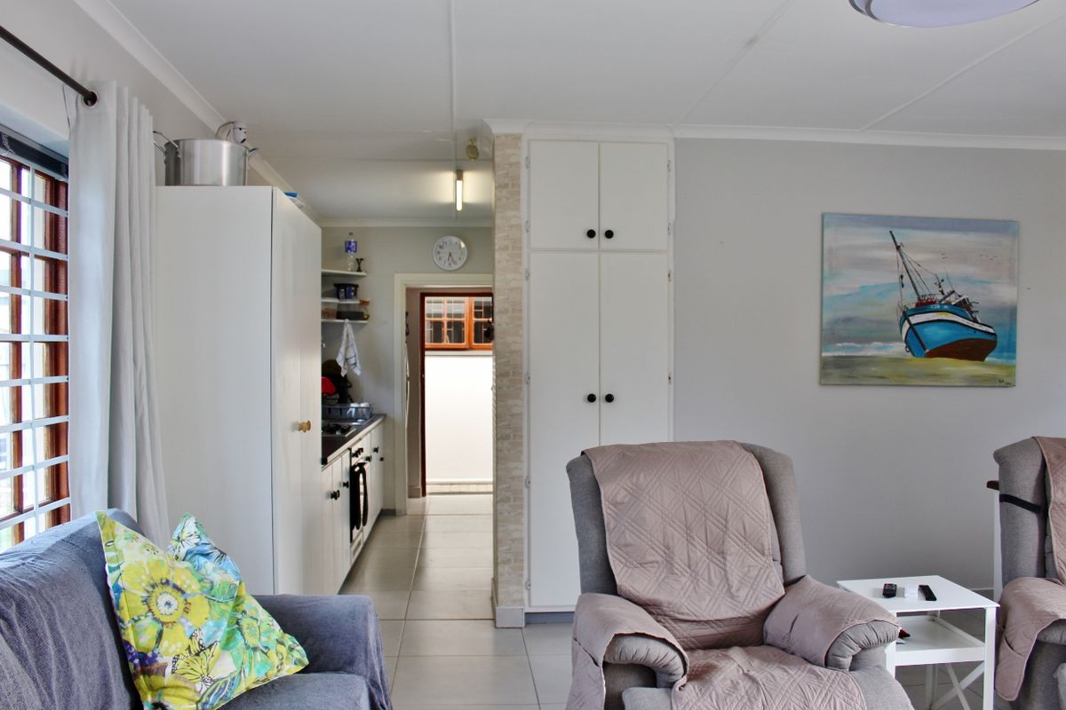 Charming Two Bedroom Home Close to Town in Port Alfred - Photo 5