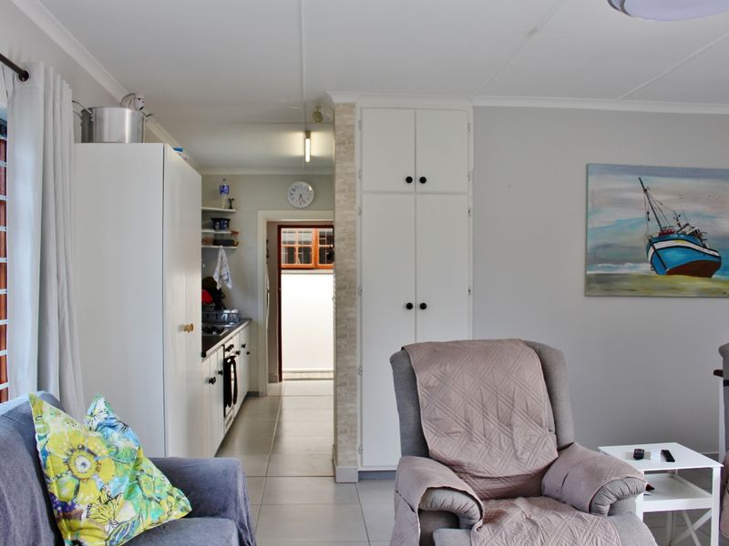 Charming Two Bedroom Home Close to Town in Port Alfred - Photo 5