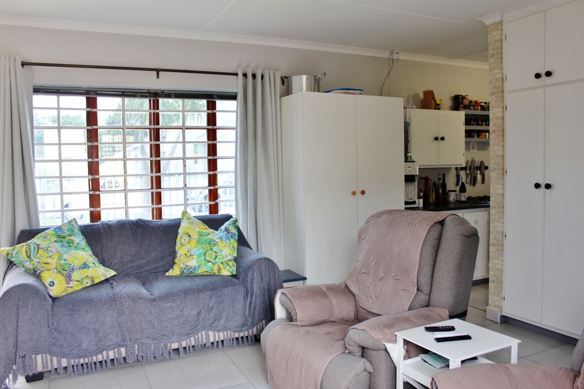 Charming Two Bedroom Home Close to Town in Port Alfred - Photo 2