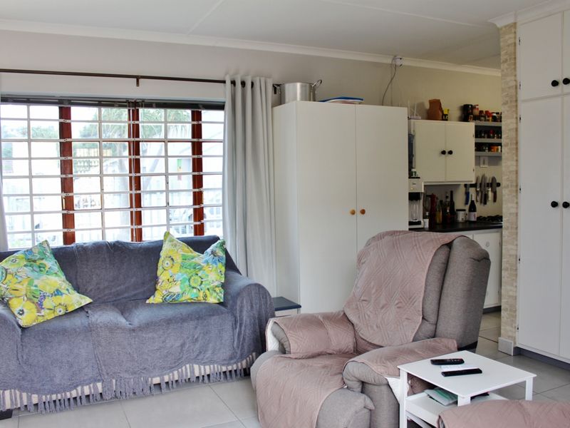 Charming Two Bedroom Home Close to Town in Port Alfred - Photo 2