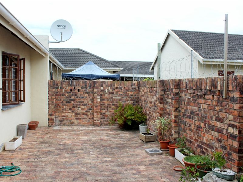 Charming Two Bedroom Home Close to Town in Port Alfred - Photo 9