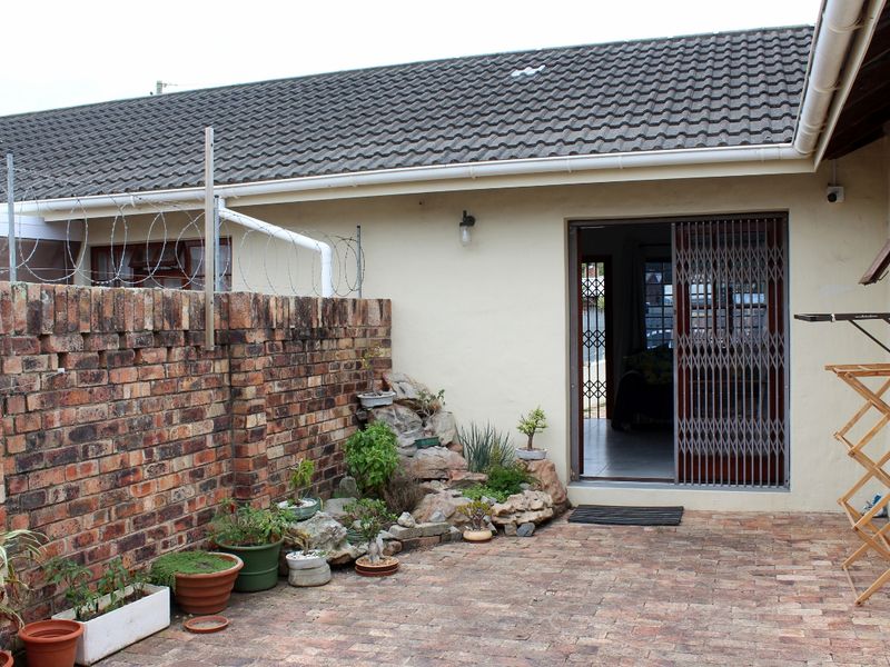 Charming Two Bedroom Home Close to Town in Port Alfred - Photo 8