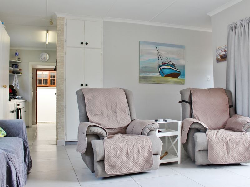 Charming Two Bedroom Home Close to Town in Port Alfred - Photo 6