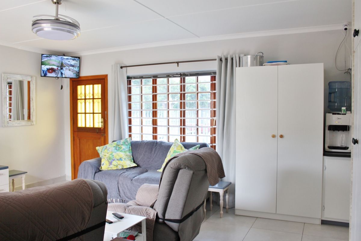 Charming Two Bedroom Home Close to Town in Port Alfred - Photo 4
