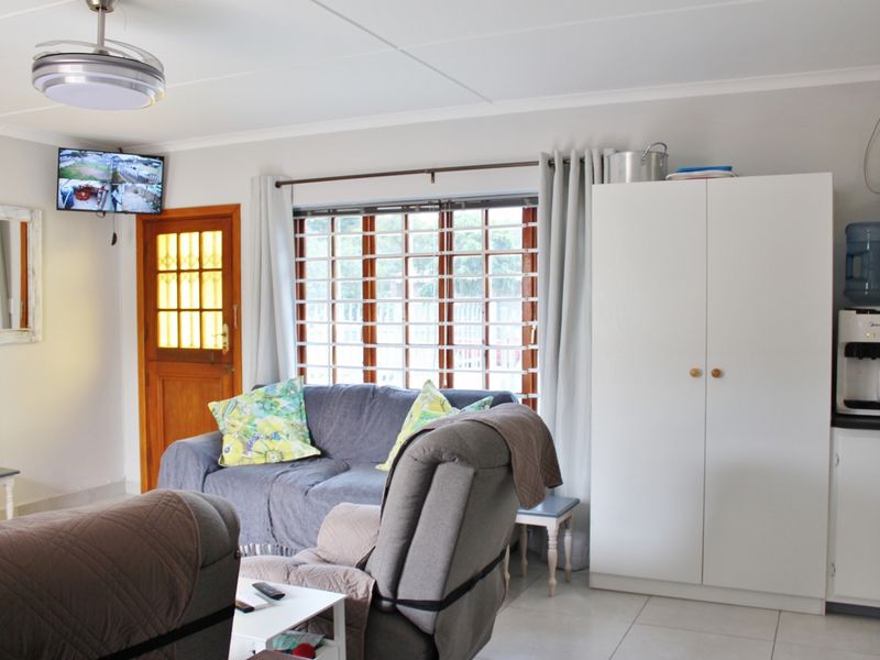 Charming Two Bedroom Home Close to Town in Port Alfred - Photo 4