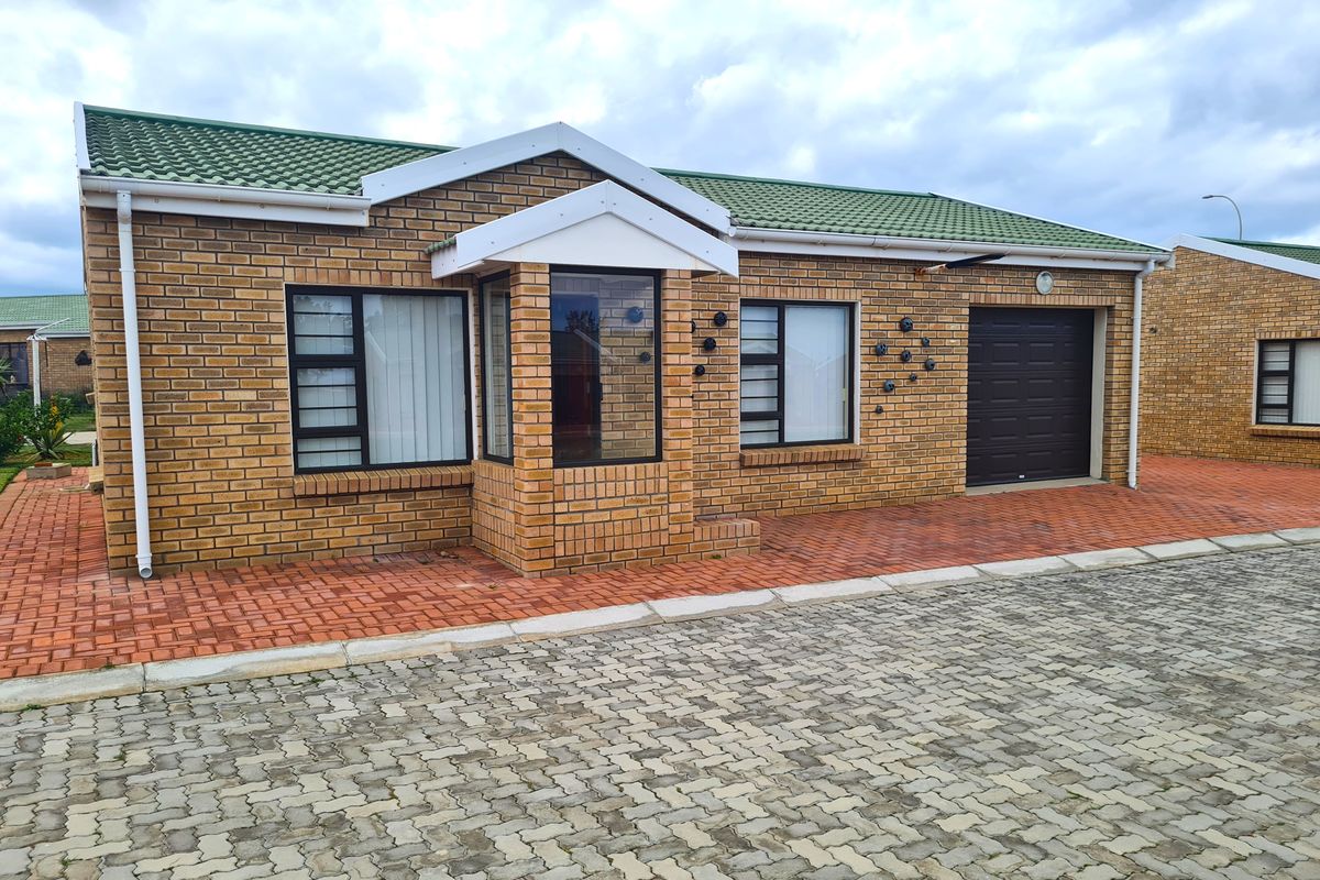 Retirement! Charming, Modern 2-Bedroom Townhouse in Jeffreys Bay Central - Photo 3