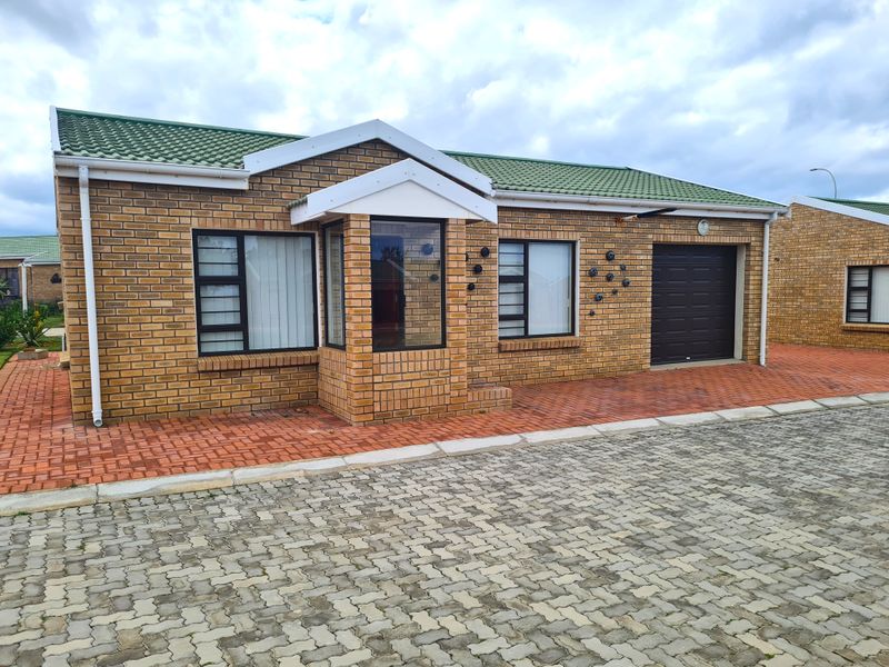 Retirement! Charming, Modern 2-Bedroom Townhouse in Jeffreys Bay Central - Photo 3