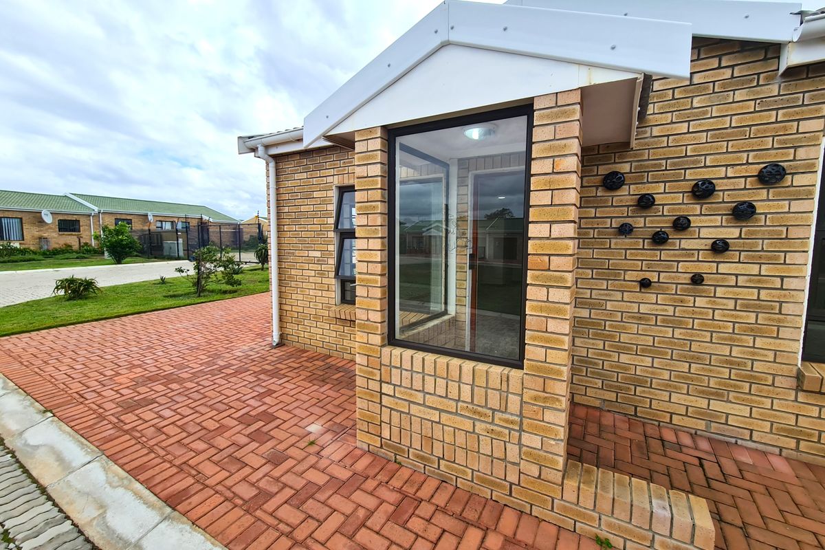 Retirement! Charming, Modern 2-Bedroom Townhouse in Jeffreys Bay Central - Photo 4