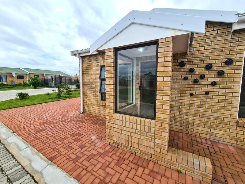 Retirement! Charming, Modern 2-Bedroom Townhouse in Jeffreys Bay Central - Photo 4