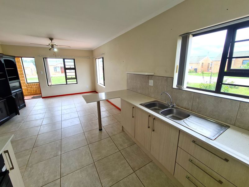 Retirement! Charming, Modern 2-Bedroom Townhouse in Jeffreys Bay Central - Photo 10