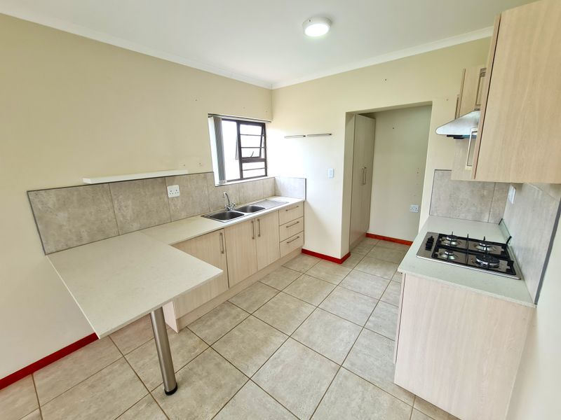 Retirement! Charming, Modern 2-Bedroom Townhouse in Jeffreys Bay Central - Photo 7