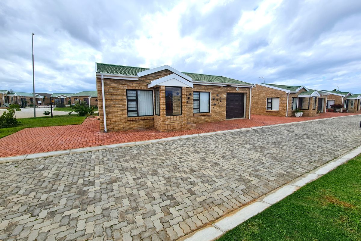 Retirement! Charming, Modern 2-Bedroom Townhouse in Jeffreys Bay Central - Photo 2