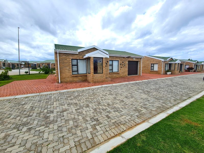 Retirement! Charming, Modern 2-Bedroom Townhouse in Jeffreys Bay Central - Photo 2