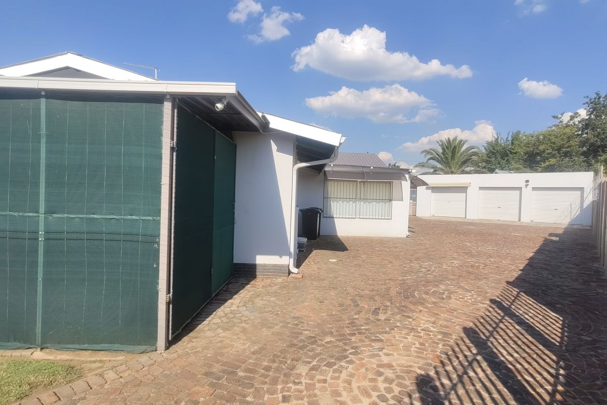 Spacious 4 bed house,340m2 with 140m2 outside buildings on double stand,1546m2, with flatlet. - Photo 3