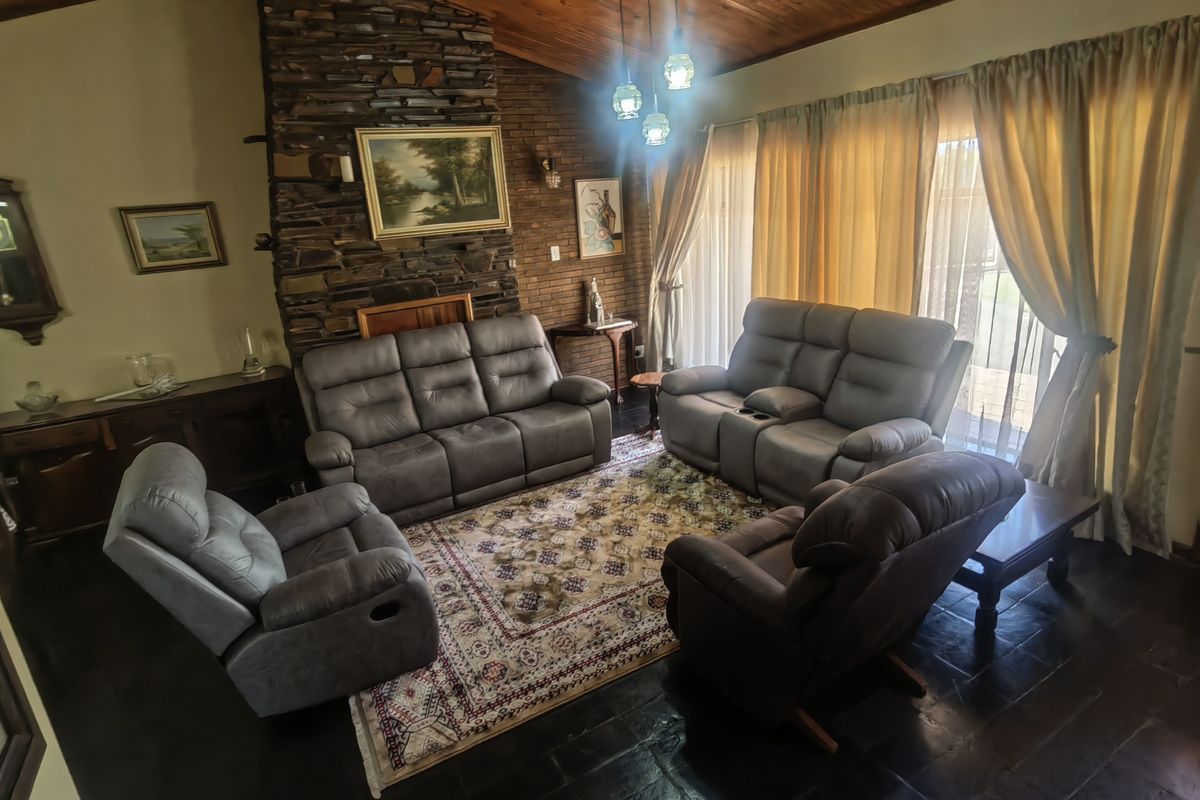 Spacious 4 bed house,340m2 with 140m2 outside buildings on double stand,1546m2, with flatlet. - Photo 5