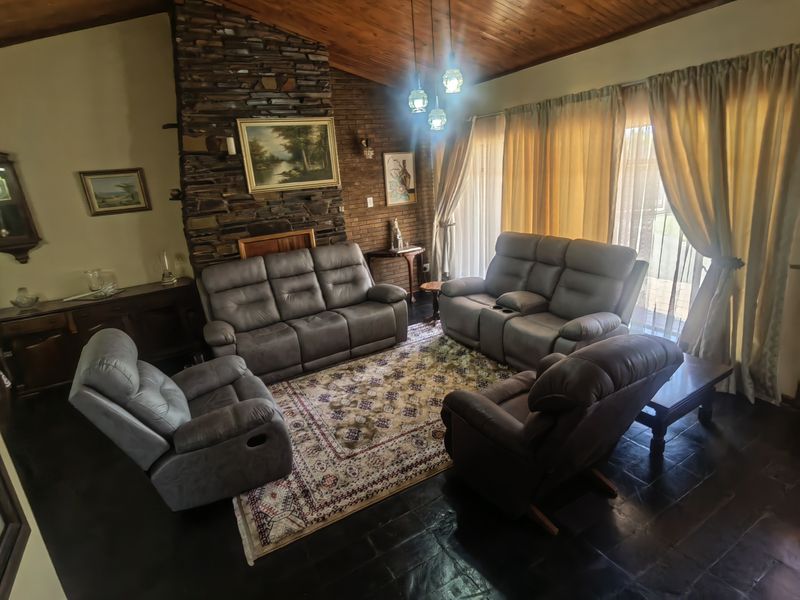 Spacious 4 bed house,340m2 with 140m2 outside buildings on double stand,1546m2, with flatlet. - Photo 5