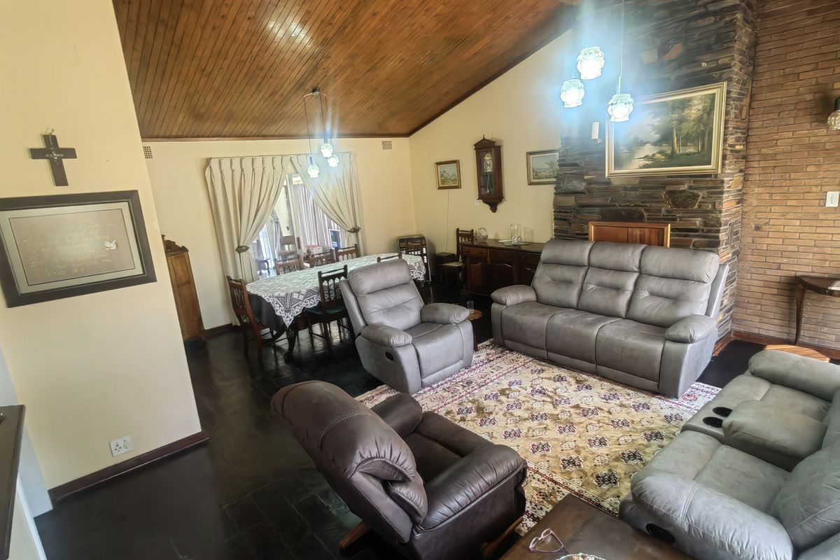 Spacious 4 bed house,340m2 with 140m2 outside buildings on double stand,1546m2, with flatlet. - Photo 4