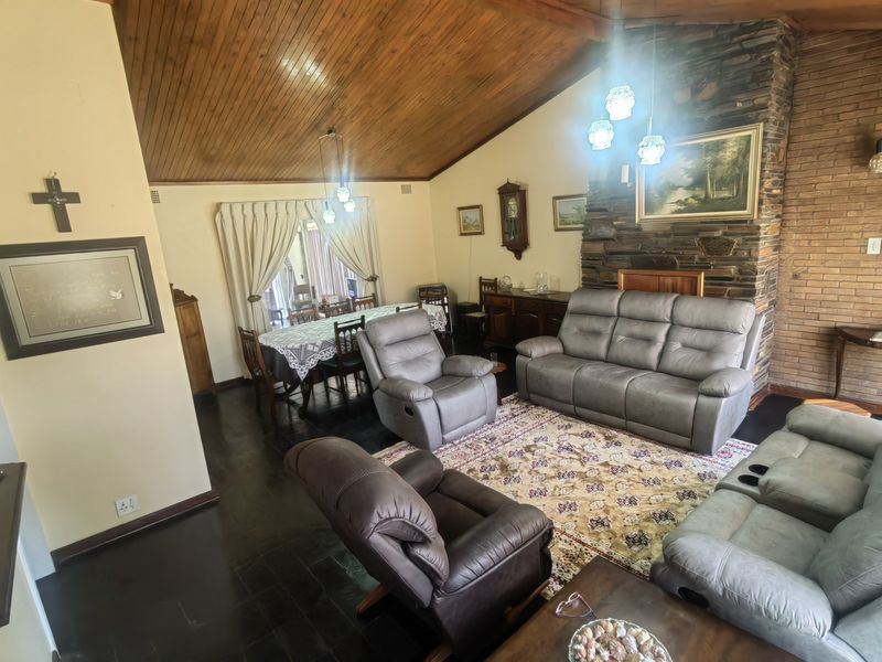 Spacious 4 bed house,340m2 with 140m2 outside buildings on double stand,1546m2, with flatlet. - Photo 4