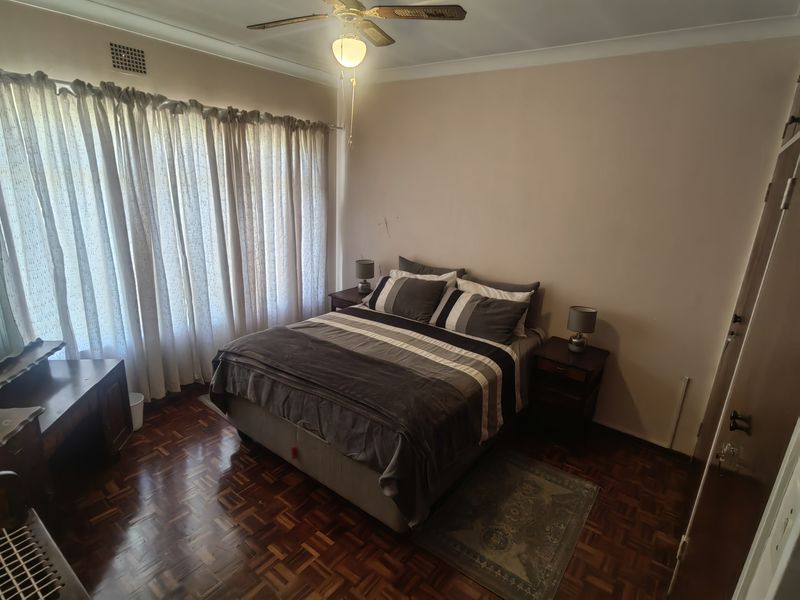 Spacious 4 bed house,340m2 with 140m2 outside buildings on double stand,1546m2, with flatlet. - Photo 10