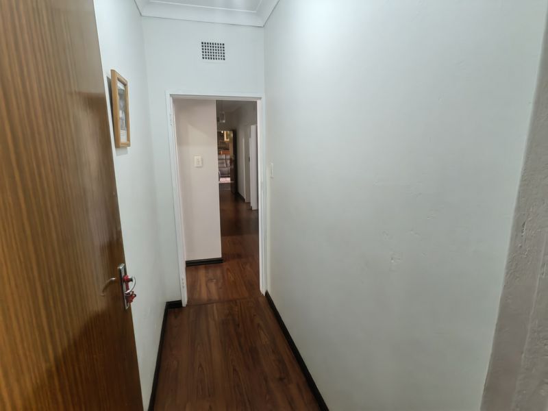 Spacious 4 bed house,340m2 with 140m2 outside buildings on double stand,1546m2, with flatlet. - Photo 8